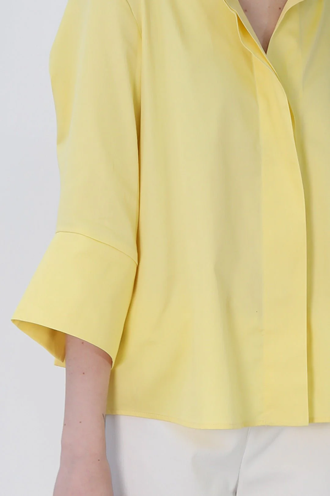 SANDRINE WIDE-CUFF SHIRT IN ITALIAN COTTON STRETCH IN YELLOW - Image 4