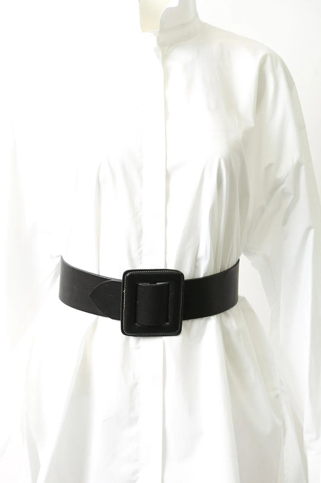SLEEK BUCKLED WAIST BELT IN LEATHER - Image 2